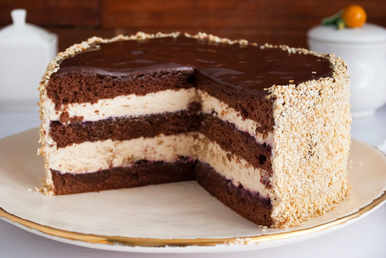 tort chałwowy z kajmakiem