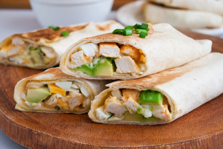 tortilla z kurczakiem i awokado