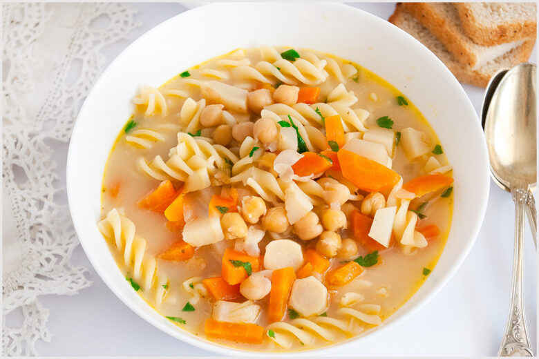 zupa jarzynowa z ciecierzycą i makaronem