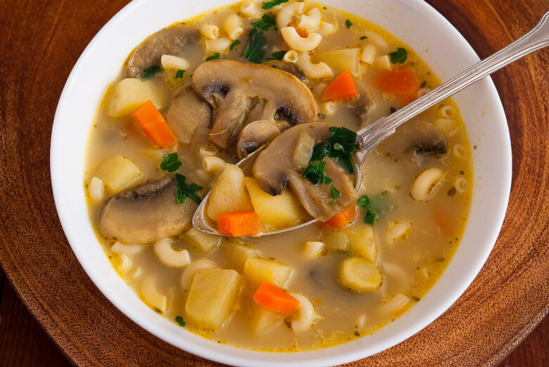 zupa pieczarkowa z makaronem